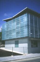 Edificio administrativo en A Coruña: Edificio de Apoyo al Estudio, rodeado de una cerca diseñado por arquitectos Fernández Madrid e Iglesias Pereira
